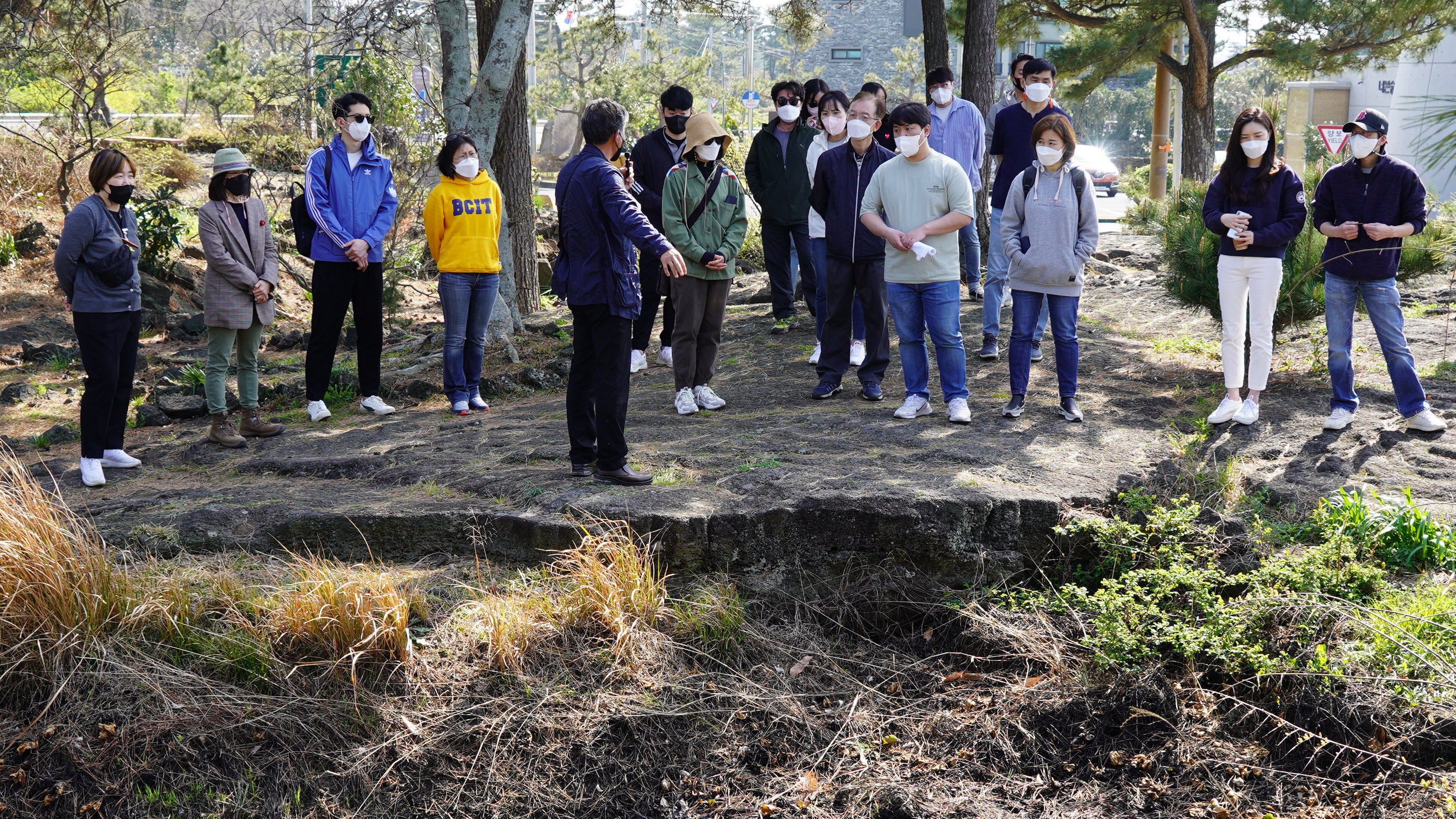 Staff of the foundation following the commentary of poet Kyung-hoon Kim and examining Bukchon-ri April 3rd Uprising-related traces (1)