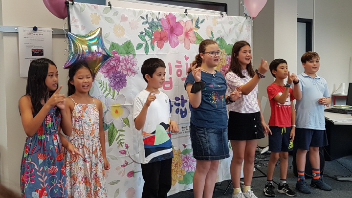 가장 적극적인 5학년반 학생들이 후배들의 입학을 축하하는 노래