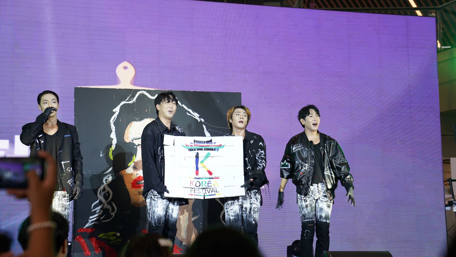 ▴2022 한가위 맞이 코리아 페스티벌(Korea Festival) 개막 축하 공연을 선보이는 미술 공연단 ‘페인터즈’
