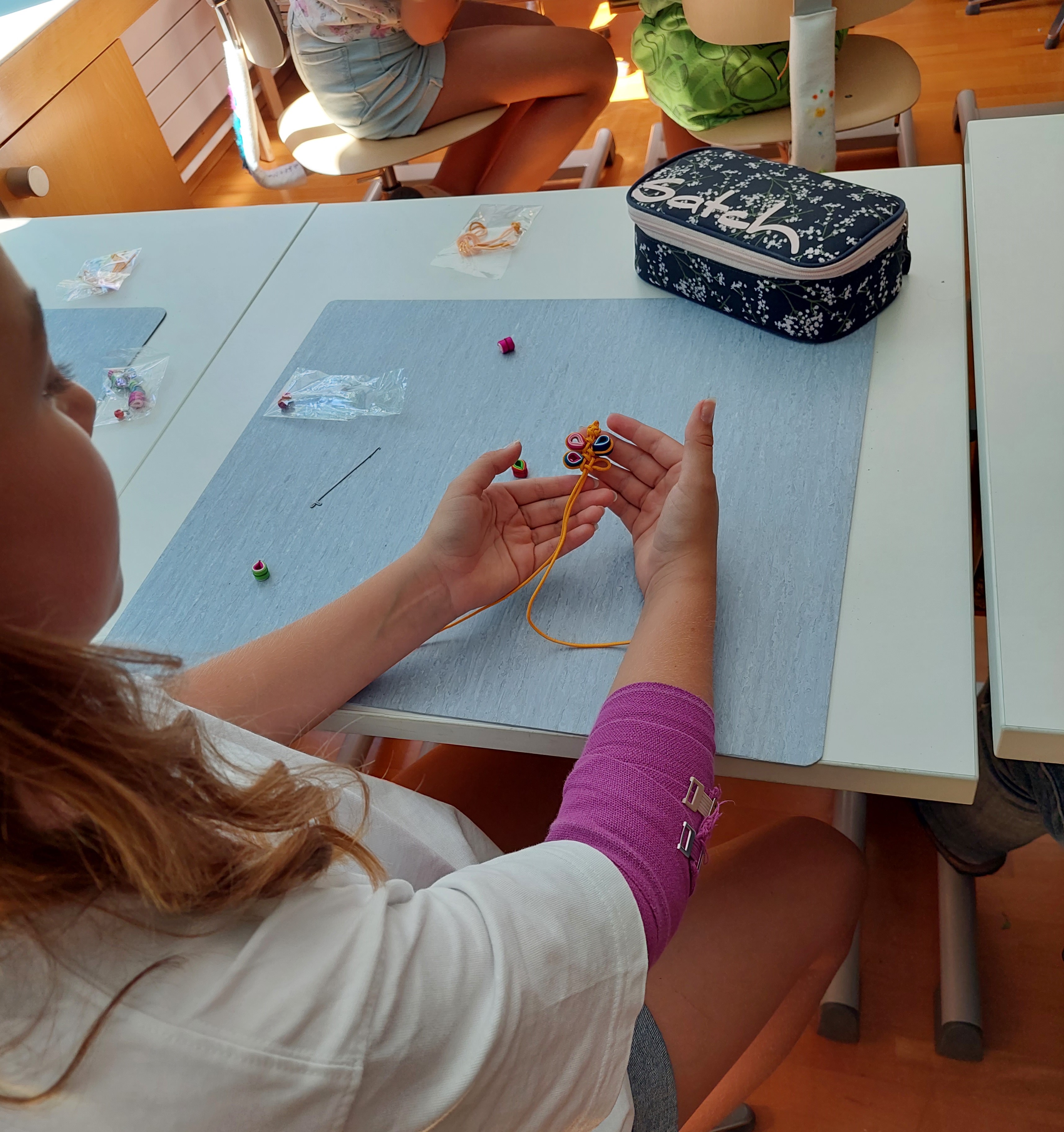 < 스위스 감스회플리초등학교에서 선보인 '매듭공예 수업' - 출처: 통신원 촬영 >
