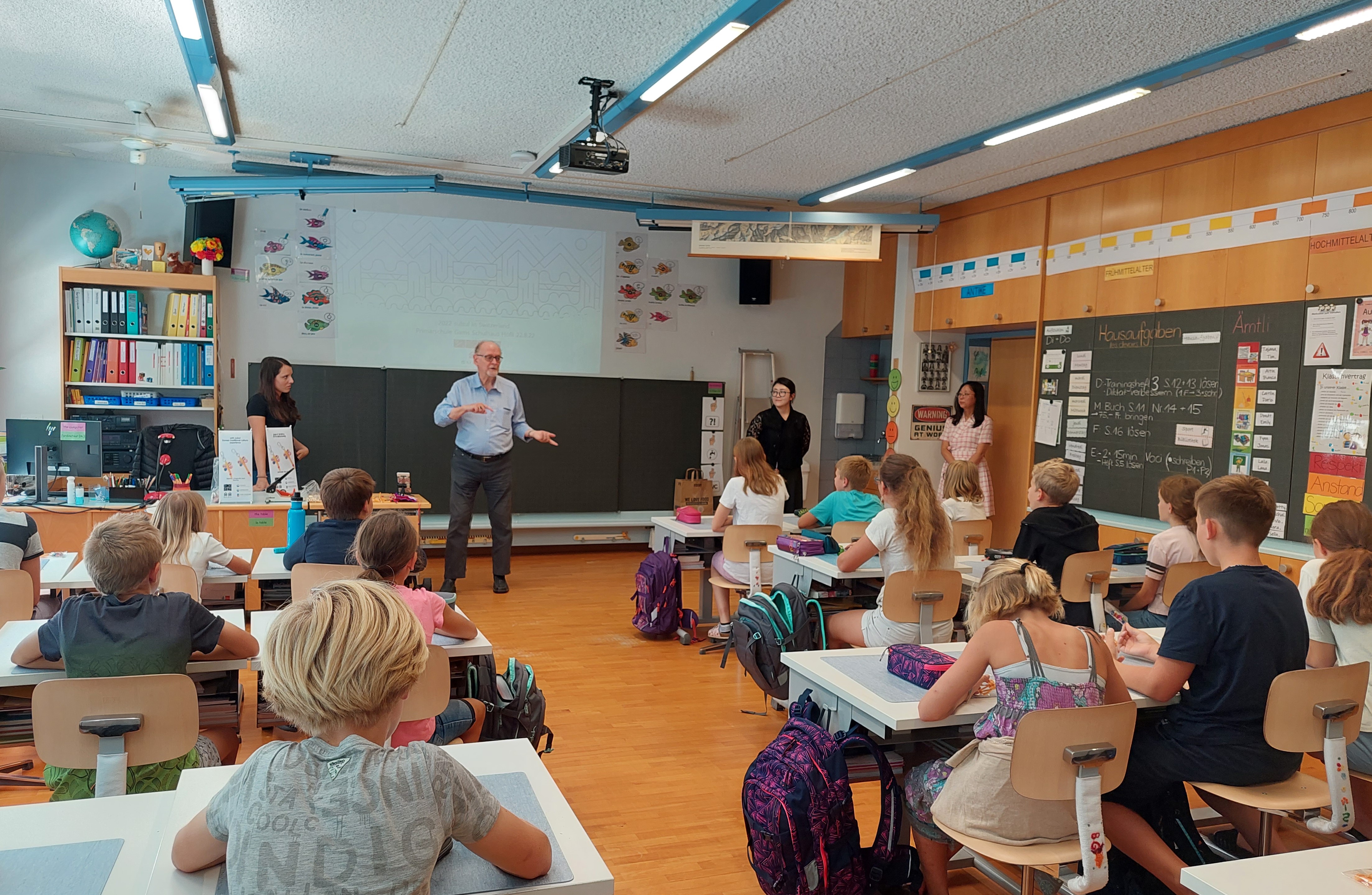 < 스위스 감스회플리초등학교에서 선보인 '매듭공예 수업'에서 설명 중인 다니엘 켈러할스씨 - 출처: 통신원 촬영 >