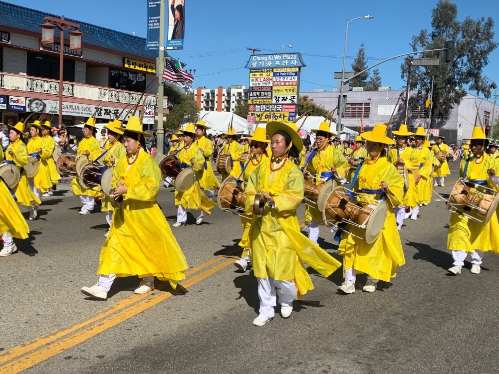 < 노란색 수문장 의상을 입은 참가자들이 악기를 연주하며 퍼레이드를 펼치고 있다 - 출처: 통신원 촬영 >