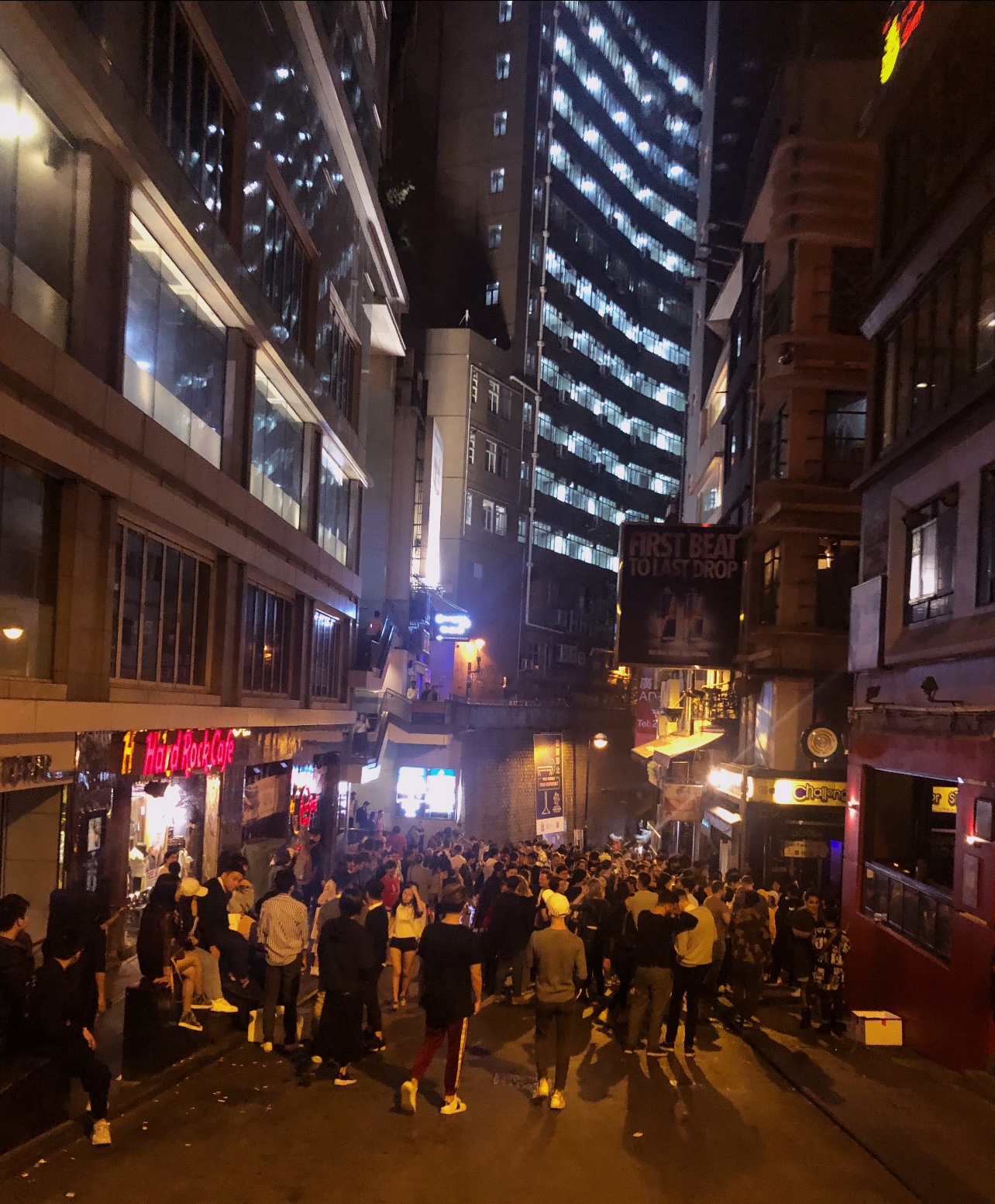 < 관광객들로 붐볐던 홍콩 거리의 모습 - 출처: 통신원 촬영 >