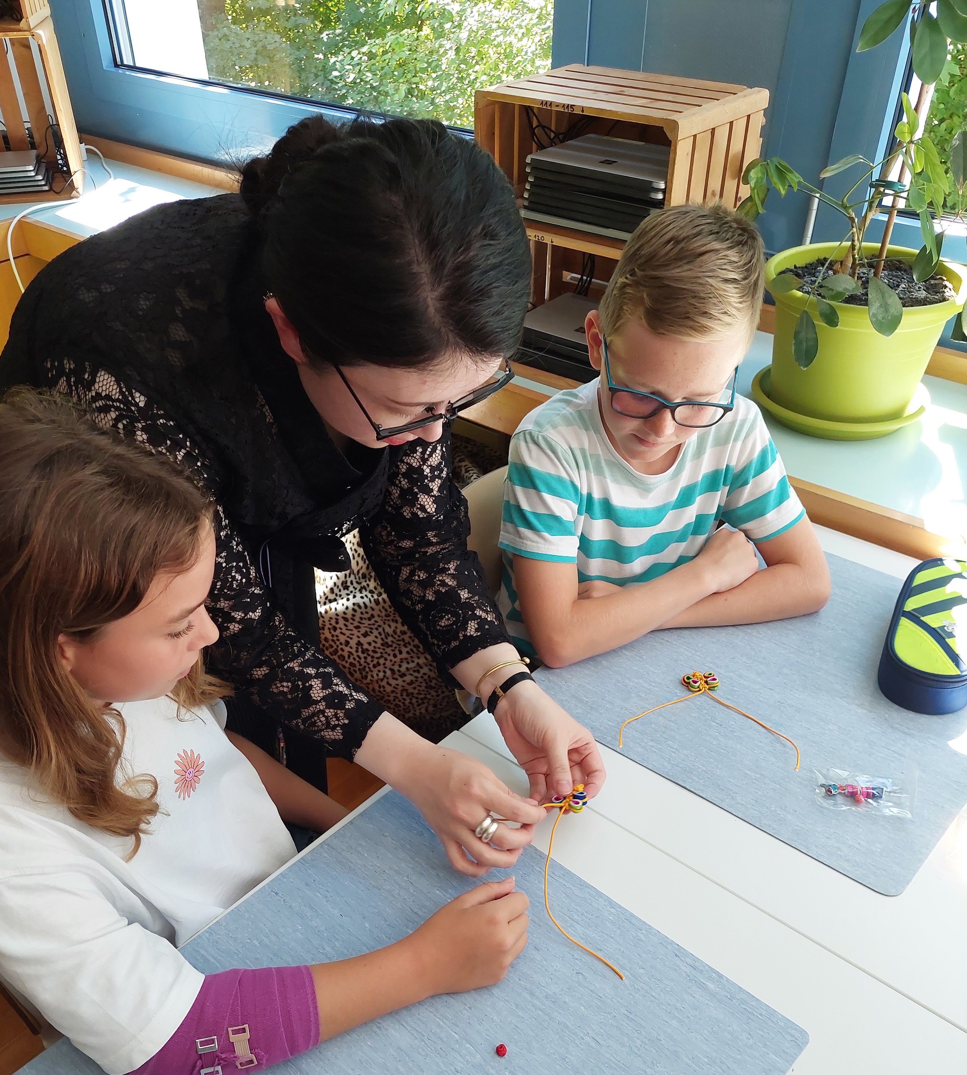 < 스위스 감스회플리초등학교에서 선보인 '매듭공예 수업' - 출처: 통신원 촬영 >