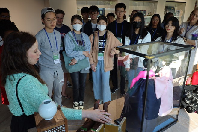 ▲한국 전통 공예품 설명을 듣는 대사관 유스캠프 학생들