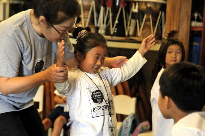 [아이들은 탈을 만들고, 탈춤사위를 배우면서 한국의 전통문화 속에는 색과 움직임이 별개가 아닌 역동적으로 어울리고 섞여 있음을 느낀다. 사진: 통신원]
