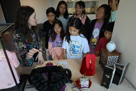 ▲한국 전통 공예품을 관람하고 한국 전통악기를 배워보는 에스와티니 한글학교 학생들