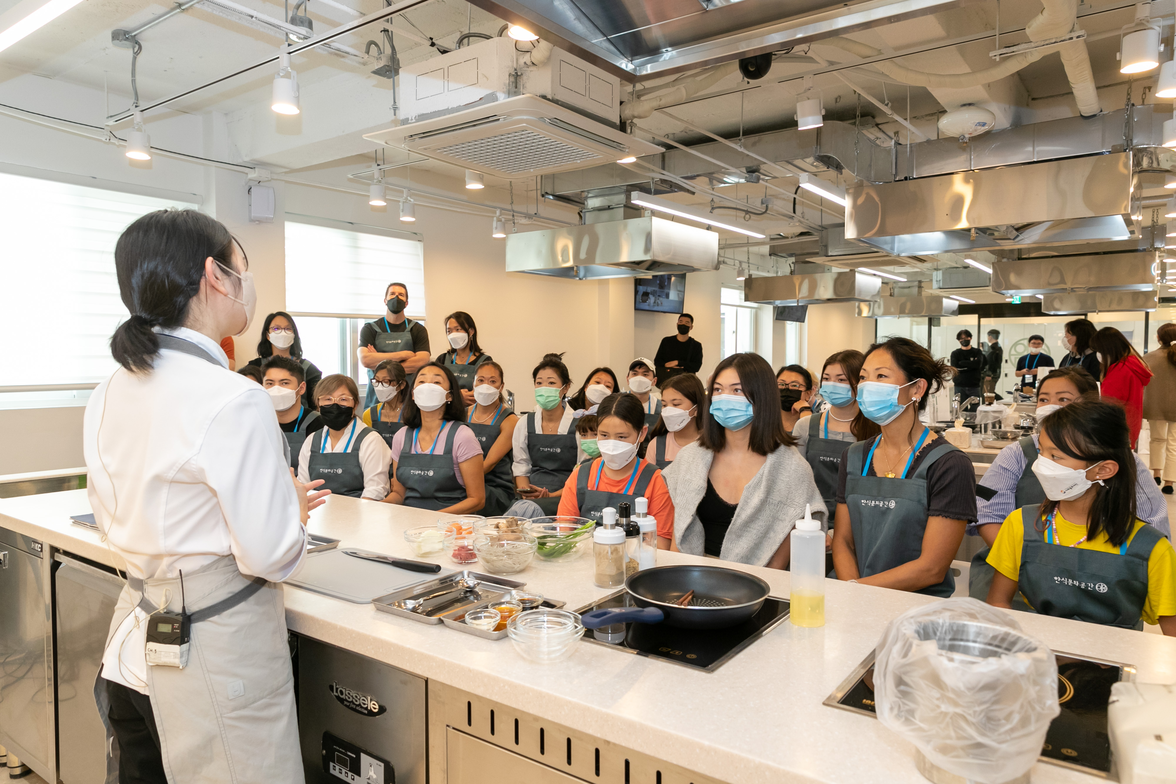 [K-Food] Adoptee participants listening to a lesson on Korean food