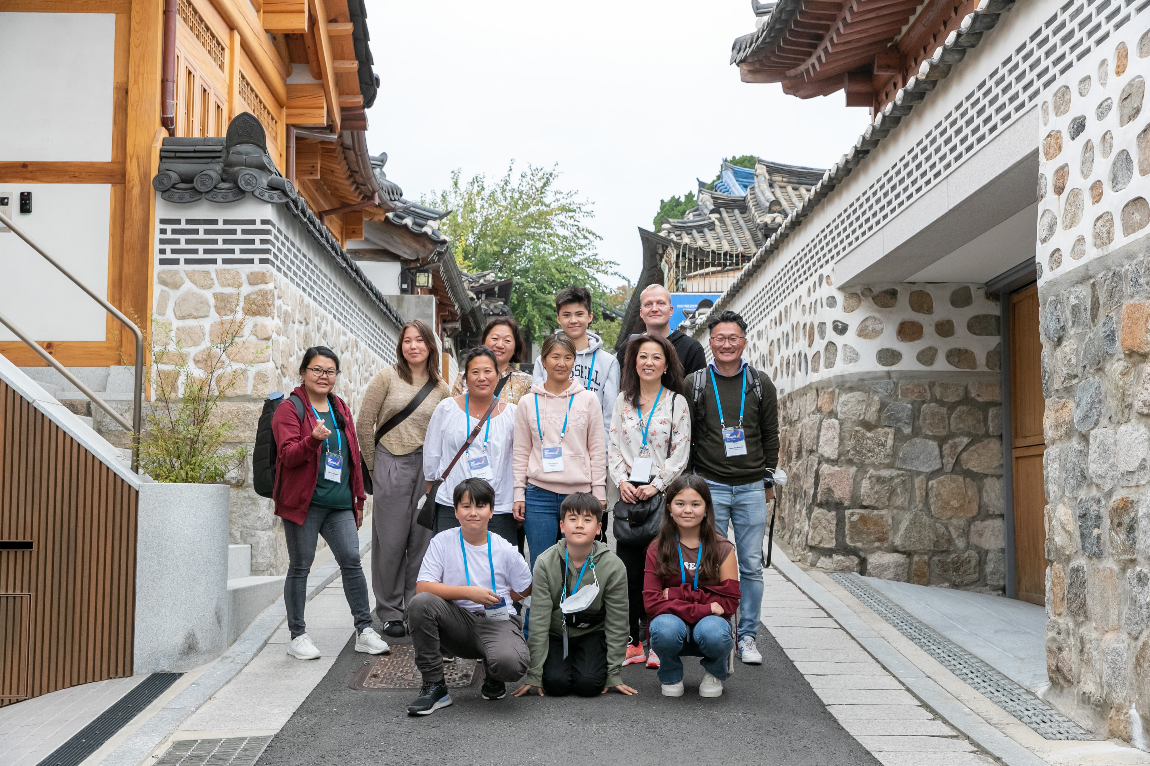 [K-Tour (Heritage)] Adoptee participants going around the streets of the Hanok Village, marveling at the side of Seoul that retains Korean traditions