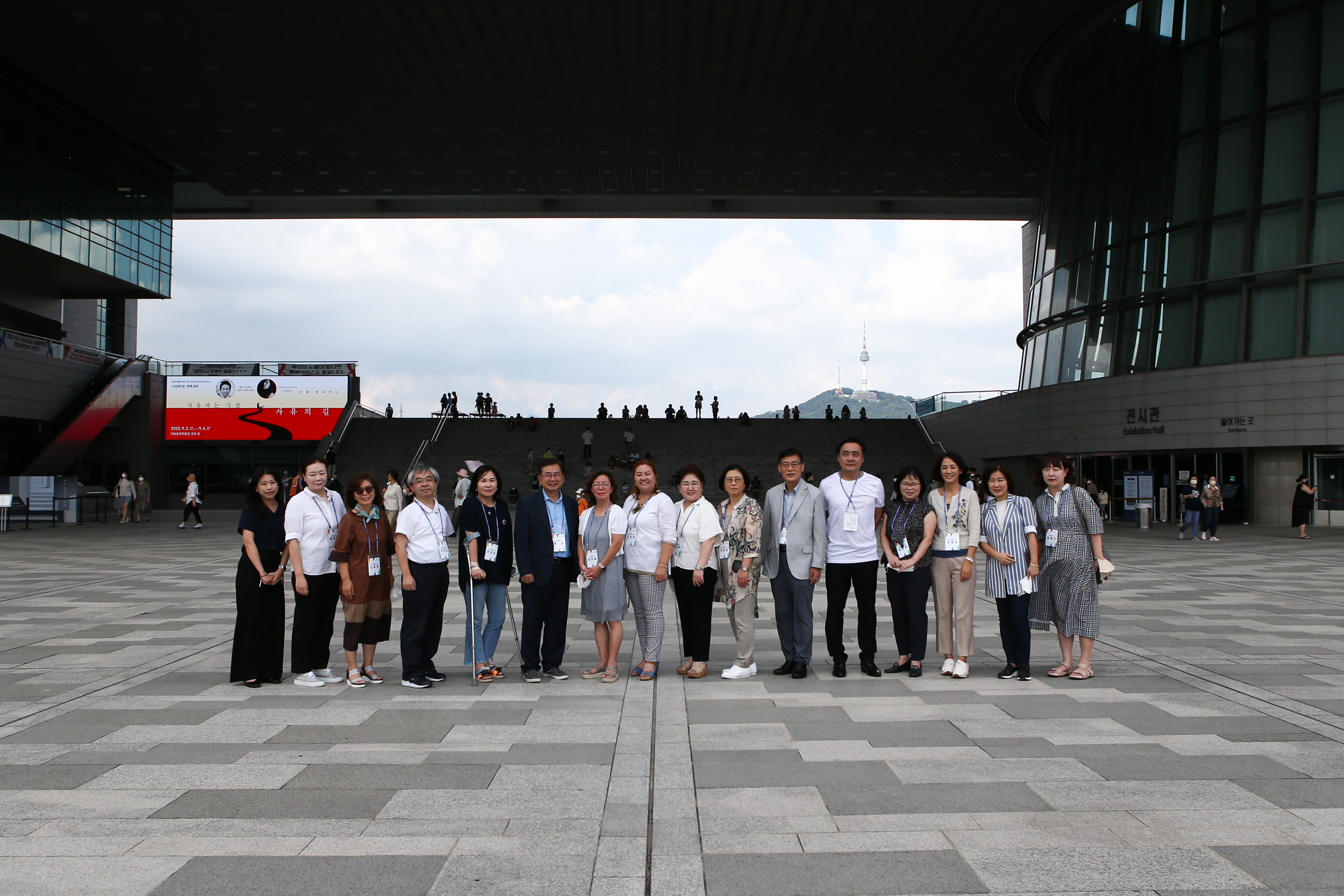 Group photograph at the National Museum of Korea
