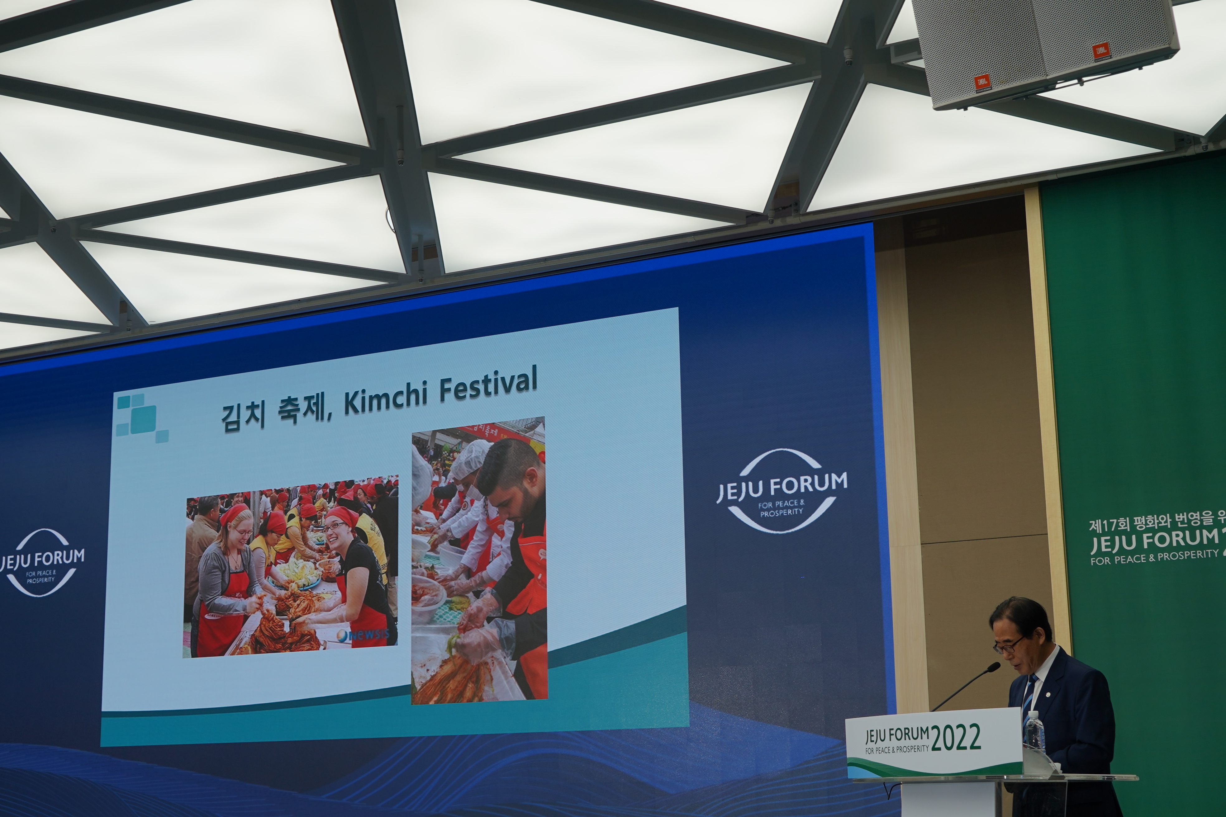 Chairman Kim Sung-kon introducing the Kimchi Festival as an example of global Koreans’ public diplomacy activities