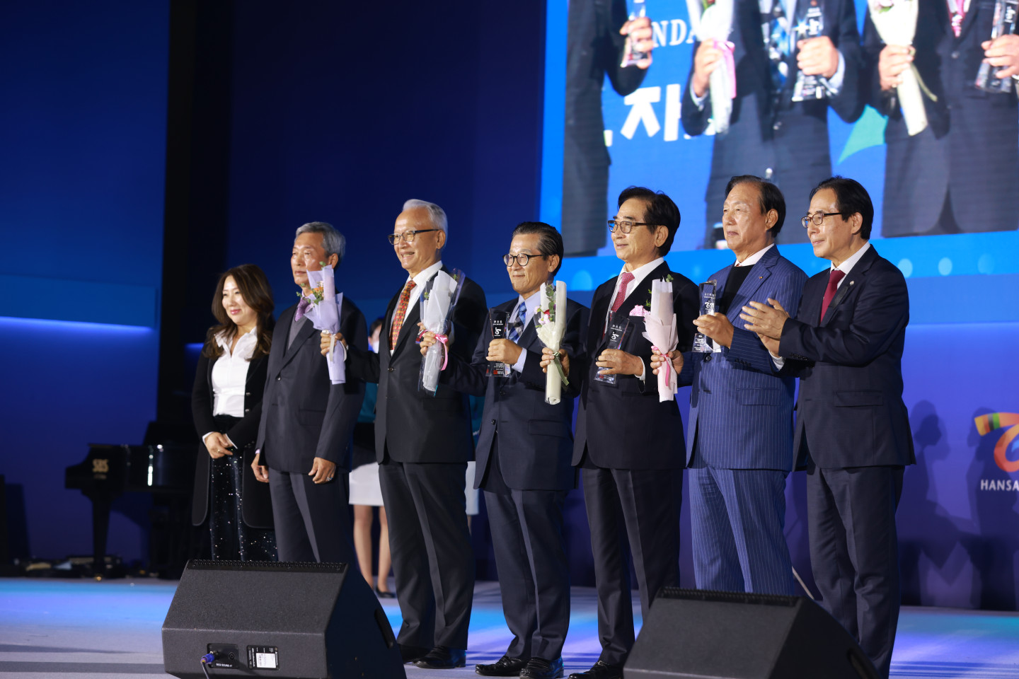 Award winners receiving their contribution plaques at the 20th Korean World Business Convention