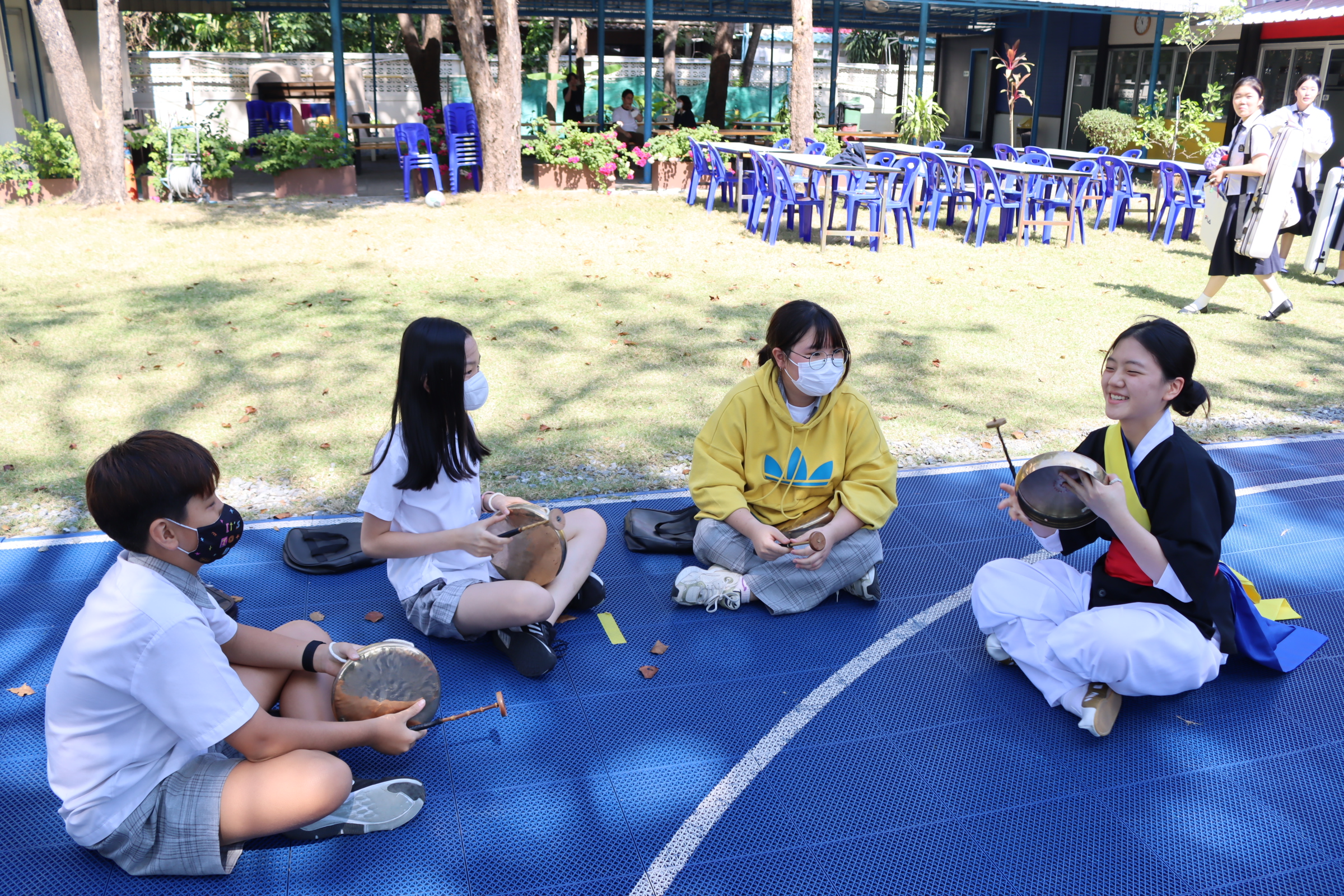 ▲ 소리누리예술단 학생과 방콕한국국제학교 학생들의 교류