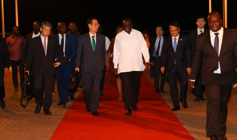 Prime Minister Han Duck-soo on Dec. 1 walks with Ghanian officials assigned to greet him after arriving at Kotoka International Airport in Accra, Ghana. (Office for Government Policy Coordination of Prime Minister's Secretariat)