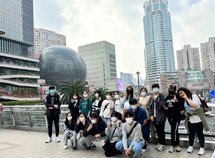 상하이한국학교 '세계 시민교육 프로그램'에 참여한 학생들이 상하이의 대표적인 쇼핑가를 배경으로 기념사진을 찍고 있다.