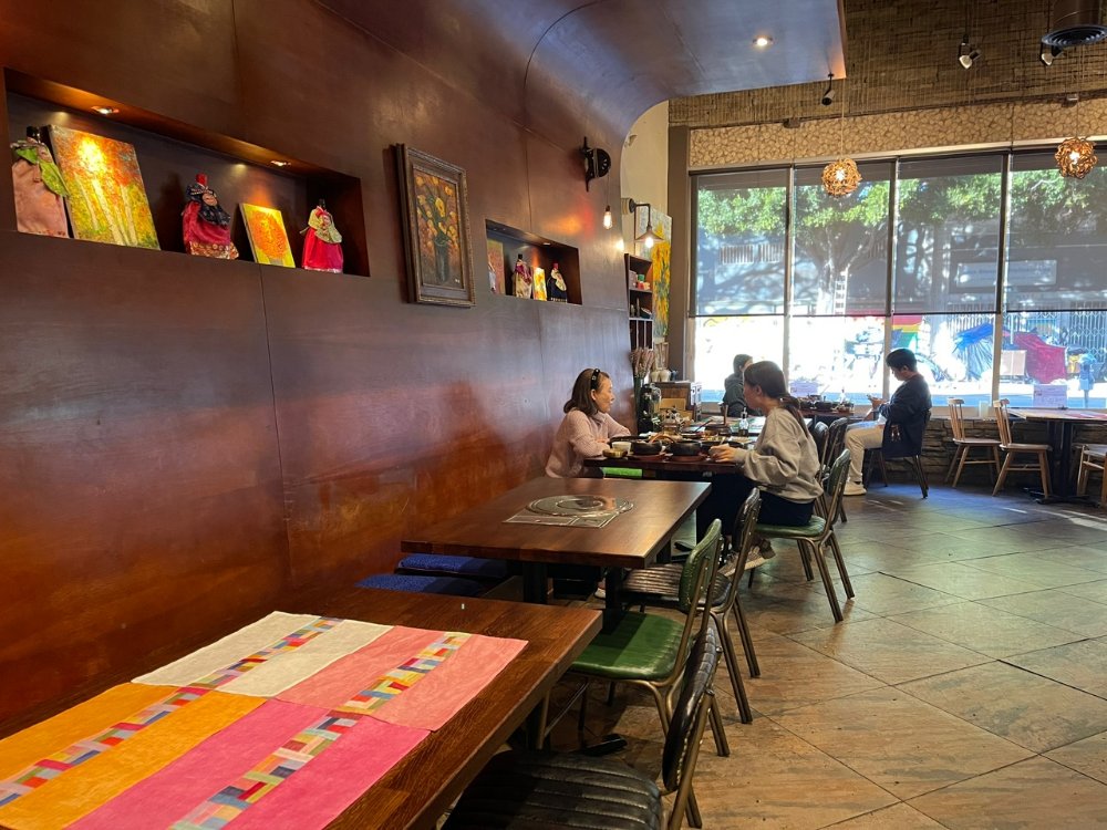 < 색색의 테이블로 화사한 분위기를 풍기는 한식당의 실내 - 출처: 통신원 촬영 >