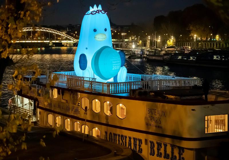 A cruise ship carrying Boogi, the seagull mascot of Busan Metropolitan City, from Nov. 28-29 sits on the Seine River in Paris during the 171st general assembly of the France-based BIE (Bureau of International Expositions). The 8 m-tall mascot holds a macaron with glasses shaped like the word "expo" on its head.