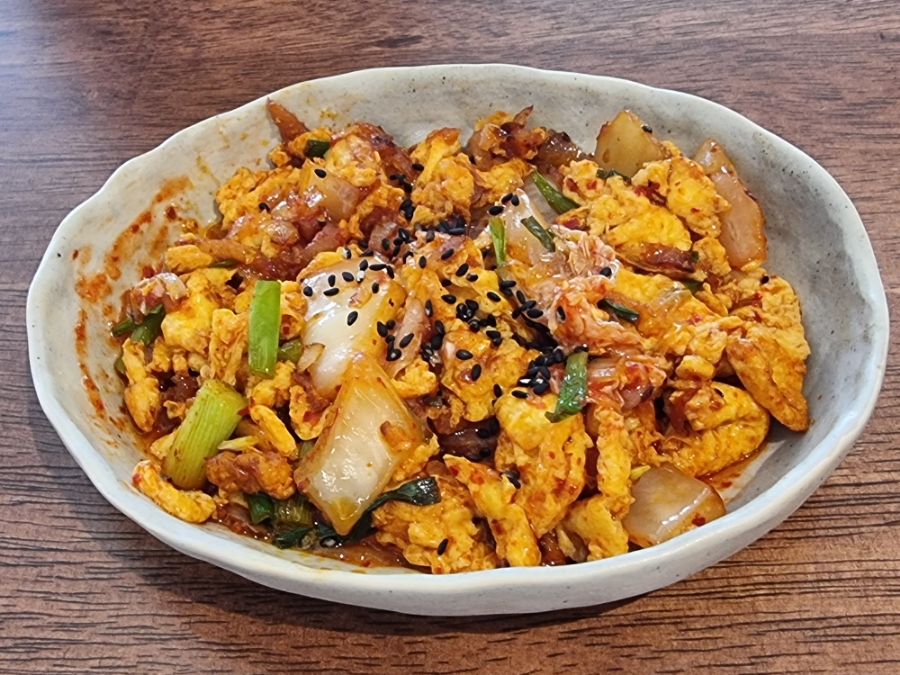 < (좌)'미스터 칸소' 동남아시아 1호점은 김치를 선보이고 있다, (우)인기 음식인 김치계란볶음(kimchi fried egg) - 출처: 통신원 촬영 >