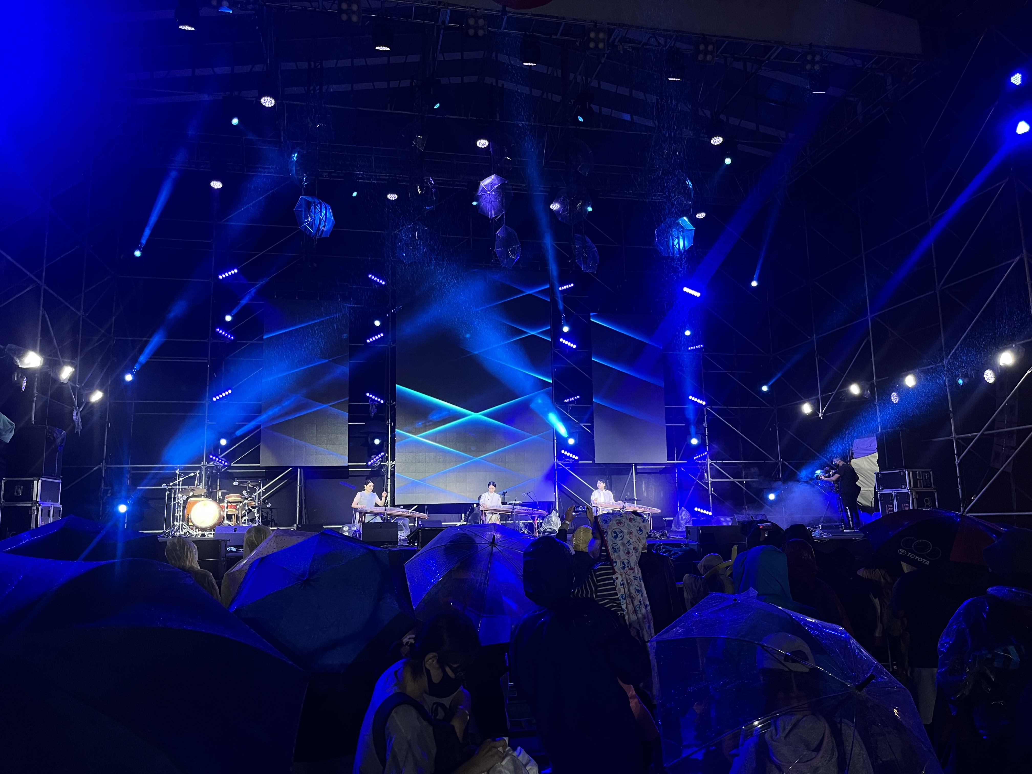 < 헤이스트링의 대만 공연, 우산을 들고 있는 관객들의 모습을 확인할 수 있다 - 출처: 헤이스트링 제공 >