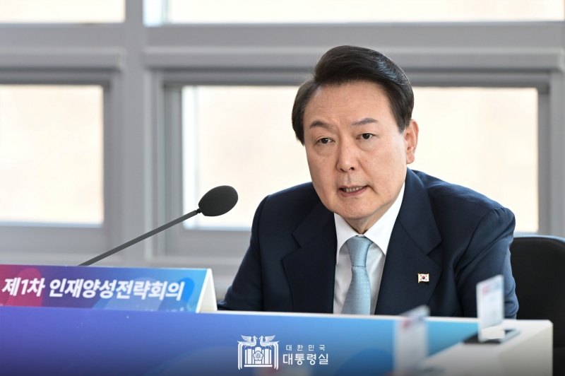 President Yoon Suk Yeol on Feb. 7 urged active support for Turkiye (Turkey), which was struck by a massive earthquake the day before. Shown is President Yoon on Feb. 1 chairing the inaugural meeting on strategic development of human resources at Kumoh National Institute of Technology in Gumi, Gyeongsangbuk-do Province. (Office of the President)