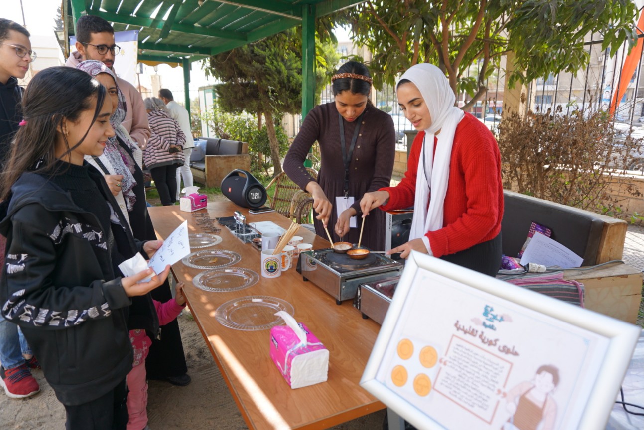 < 투호 던지기와 달고나 만들기를 하는 참가자들의 모습 - 출처: 주이집트한국문화원 제공 >