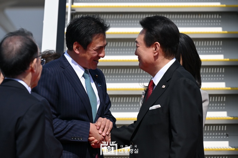President Yoon Suk Yeol (right) on March 16 shakes hands with Japanese State Minister for Foreign Affairs Shunsuke Takei upon arrival at Haneda Airport in Tokyo, Japan. On the same day, the president held a bilateral summit with Japanese Prime Minister Fumio Kishida, resuming (shuttle diplomacy) between the two sides that had been suspended for 12 years.