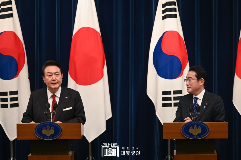 President Yoon Suk Yeol (left) on the afternoon of March 16 holds a joint news conference with Japanese Prime Minister Fumio Kishida on their summit talks at the Prime Minister's Office of Japan in Tokyo. In his statement, President Yoon said his administration's announcement of a solution to the forced labor issue has laid the cornerstone for both nations to discuss the direction of future-oriented development. He also emphasized that the two leaders will continue active communication and cooperation regardless of format. 