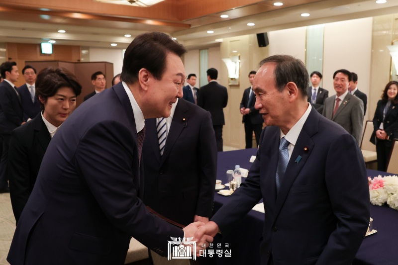 President Yoon Suk Yeol (second from left) on March 17 shakes hands with Yoshihide Suga, the former prime minister of Japan and now the incoming head of the Korea-Japan Parliamentarians Union. The president also met leading figures from Korean-Japanese friendship groups like outgoing union chief Fukushiro Nukaga and Taro Aso, another former Japanese prime minister and now chair of a Japan-Korea committee, and exchanged constructive opinions on the direction of improving bilateral ties.