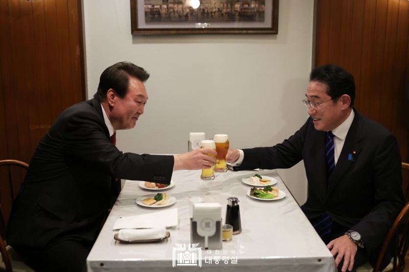 President Yoon Suk Yeol (left) and Japanese Prime Minister Fumio Kishida on the afternoon of March 16 give a toast at Rengatei, a Western-style restaurant in Tokyo's Ginza district. Both men moved to this venue after having dinner with their spouses at Yoshizawa, a famed sukiyaki (Japanese hot pot) restaurant, to chat over beer, soju (traditional Korean alcohol) and omurice (Japanese omelet rice). 