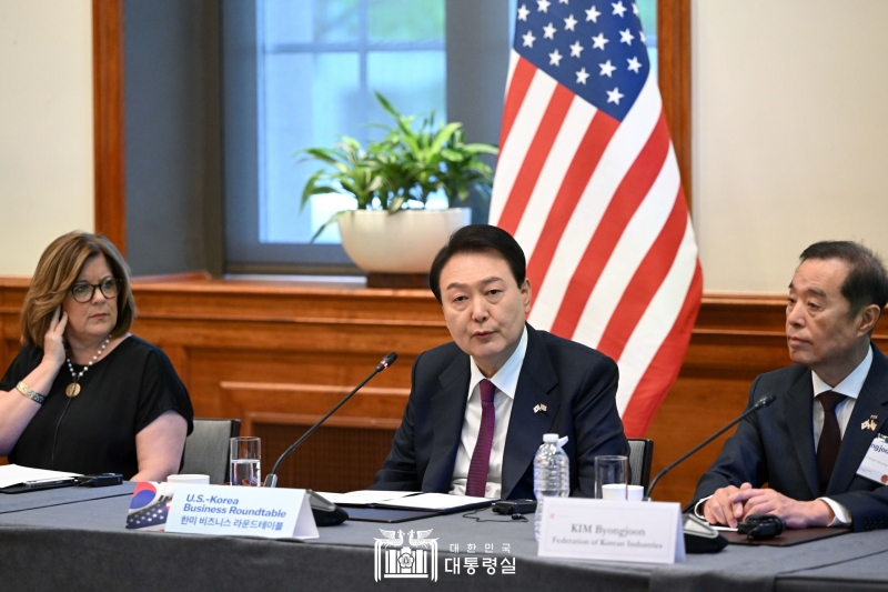 President Yoon Suk Yeol (center) on the morning of April 25 speaks at the Korea-U.S. Business Roundtable at the U.S. Chamber of Commerce in Washington.