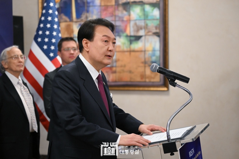 President Yoon Suk Yeol on the morning of April 25 speaks at an investment declaration ceremony during the Korea-U.S. Business Roundtable at the U.S. Chamber of Commerce in Washington.