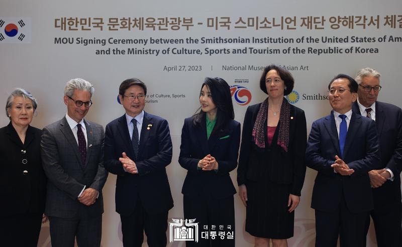 First lady Kim Keon Hee (middle) on April 27 claps at a signing ceremony for a memorandum of understanding (MOU) between Korea's Ministry of Culture, Sports and Tourism and the Smithsonian Institution of the U.S. at the National Museum of Asian Art in Washington. This is the first MOU between public agencies of both countries that supervise national cultural and arts institutions.  The signing laid the cornerstone for cultural cooperation between 23 Korean cultural and arts organizations affiliated with the ministry like national museums and art galleries and 21 such institutions in the U.S. under the Smithsonian Foundation, the world's largest museum, education and research complex.  From left are National Museum of Asian Art board member Chung Young Yang; Chase Robinson, a member of the National Museum of Asian Art's board of trustees; Minister of Culture, Sports and Tourism Park Bo Gyoon; first lady Kim; Deputy Secretary and Chief Operating Officer of the Smithsonian Institution Meroe Park; and National Museum of Korea Director Yoon Sung-yong. 