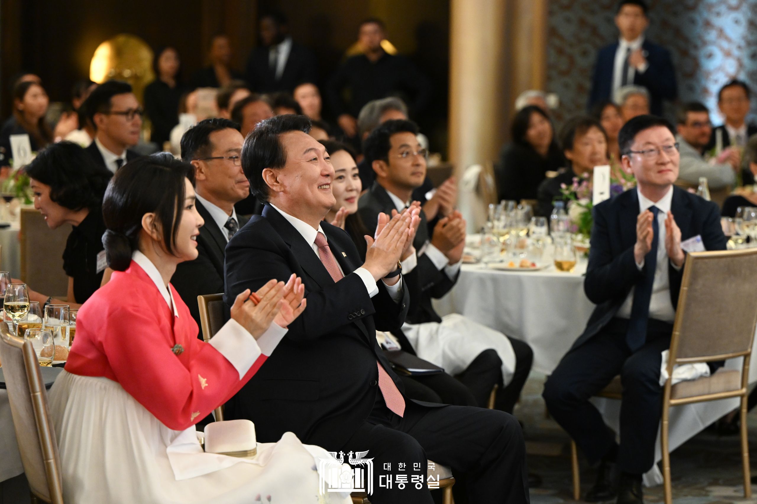 President Yoon Suk Yeol and first lady Kim Keon Hee on June 19 clap at a performance during a meeting of ethnic Koreans in Paris.