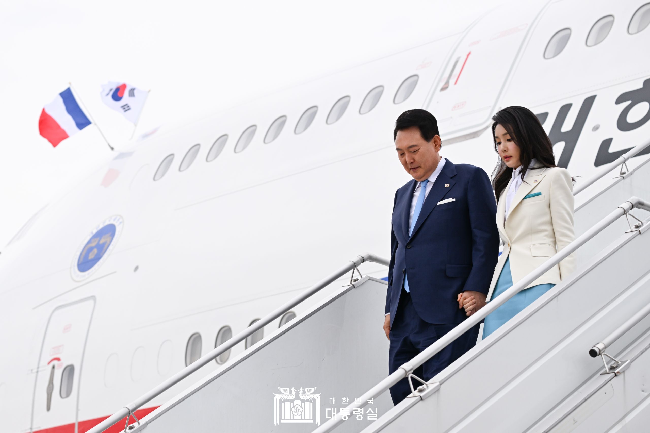 President Yoon Suk Yeol and first lady Kim Keon Hee on June 19 disembark from the presidential plane Code One at Paris-Orly Airport in the French capital.