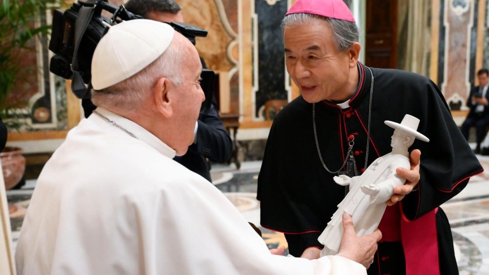 < 한국천주교주교회 의장 이용훈 주교가 프란치스코 교황에게 성 김대건 신부의 성상을 선물하고 있다 - 출처: Vatican News' > 