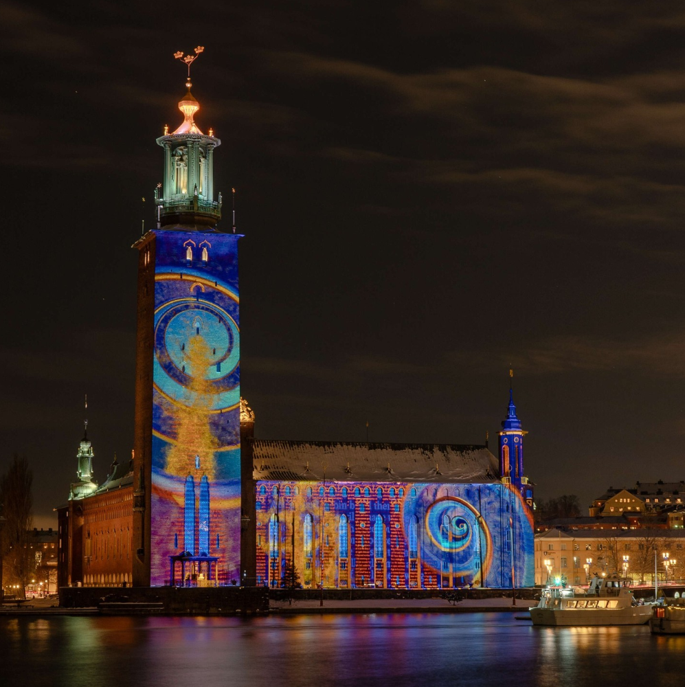 < Les Ateliers BK의 작품 '빛의 역사(History in Light)'가 전시된 스톡홀름 시청 - 출처: 노벨상박물관 인스타그램 계정 >