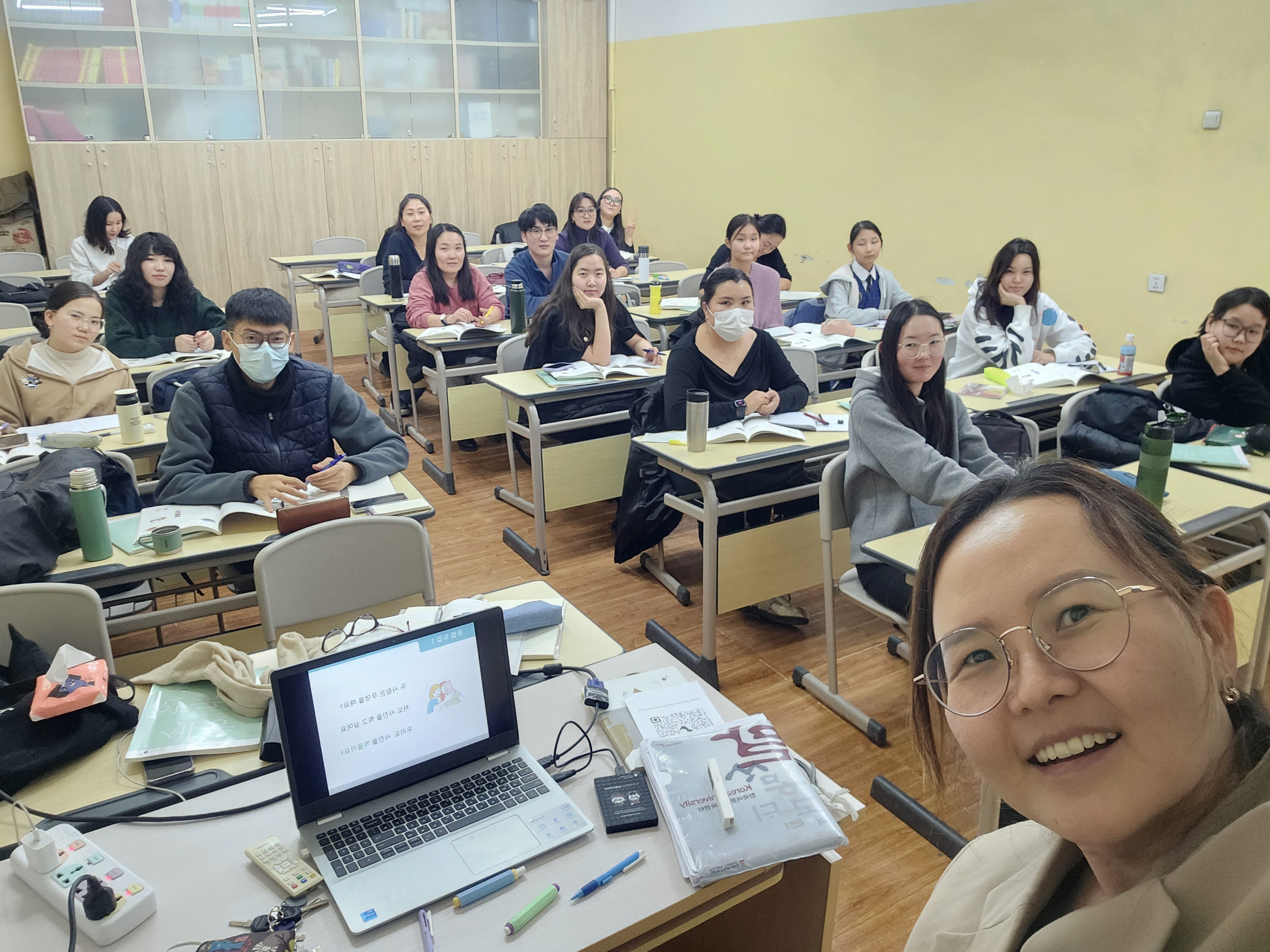 < '케이팝으로 배우는 한국어' 자율반 프로그램에 참여한 학생들 - 출처: 치메드 게렐마 선생님 제공 >