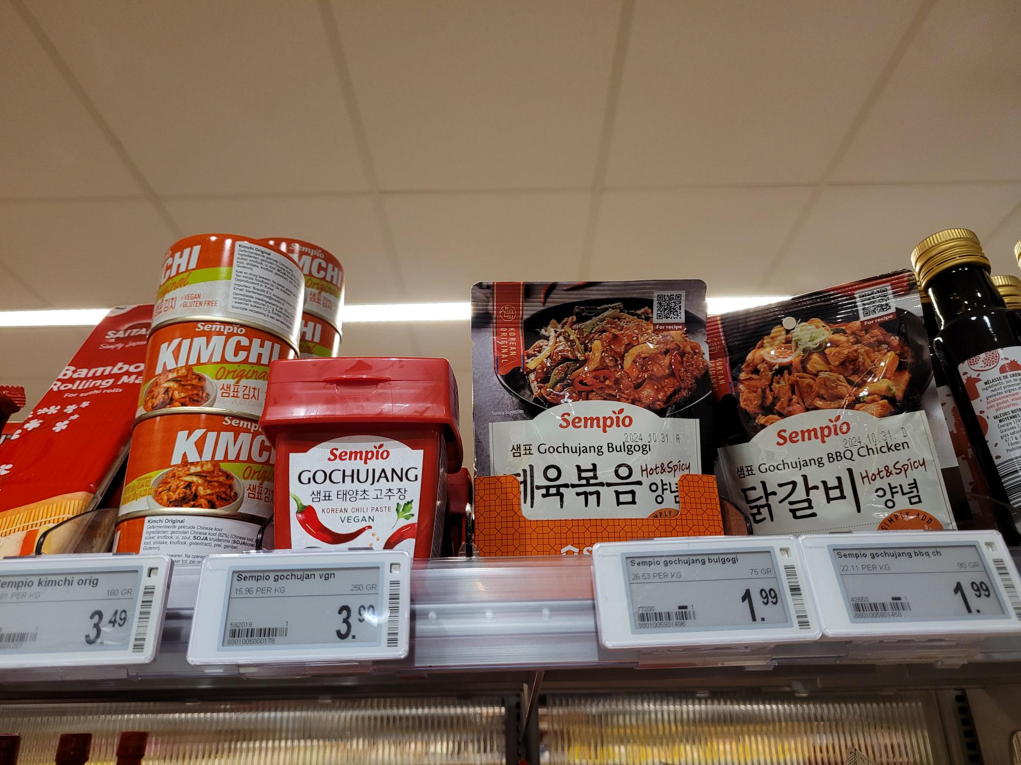 < 벨기에 현지 슈퍼마켓에서 판매되는 한국 음식 제품들 - 출처: 통신원 촬영 >