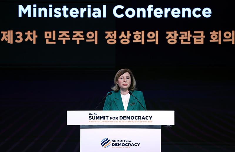 European Commission Vice President Vera Jourova on March 18 talks about the European Union's responses to the tasks and challenges caused by new technology at the third Summit for Democracy's ministerial conference under the theme "Artificial Intelligence, Digital Technology and Democracy" at the hotel Shilla Seoul in the capital's Jung-gu District. (Jeon Han)