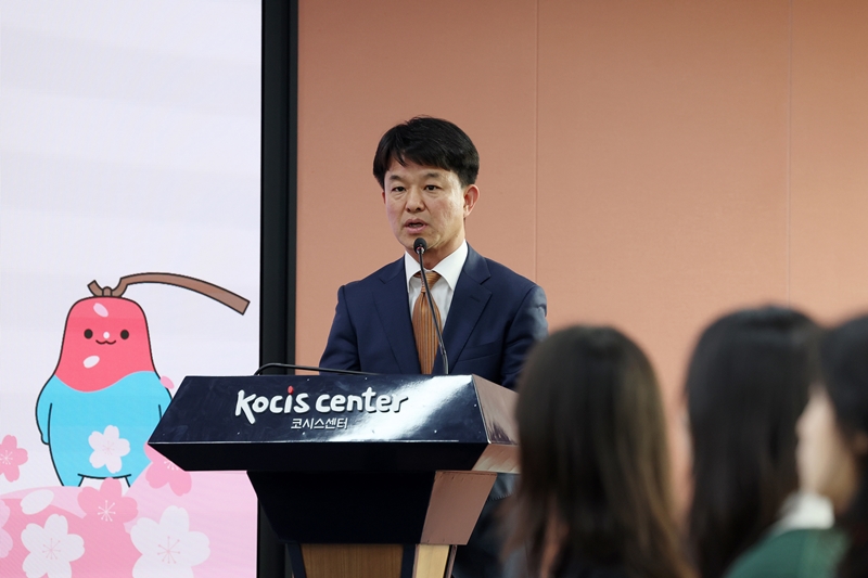 Friends of Korea chief Yong Hoseong on March 29 gives a congratulatory speech at the 16th induction ceremony for the volunteer group at KOCIS Center in Seoul's Jung-gu District.