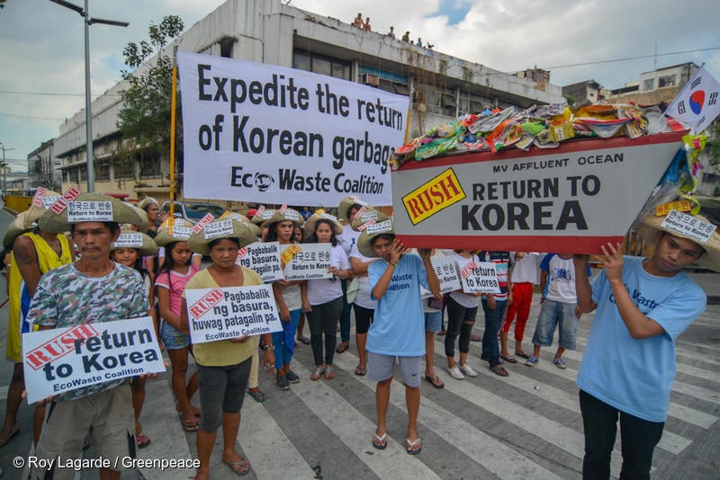 < 한국 쓰레기 반송을 요구하는 필리핀 시민들 - 출처: 그린피스 홈페이지 >