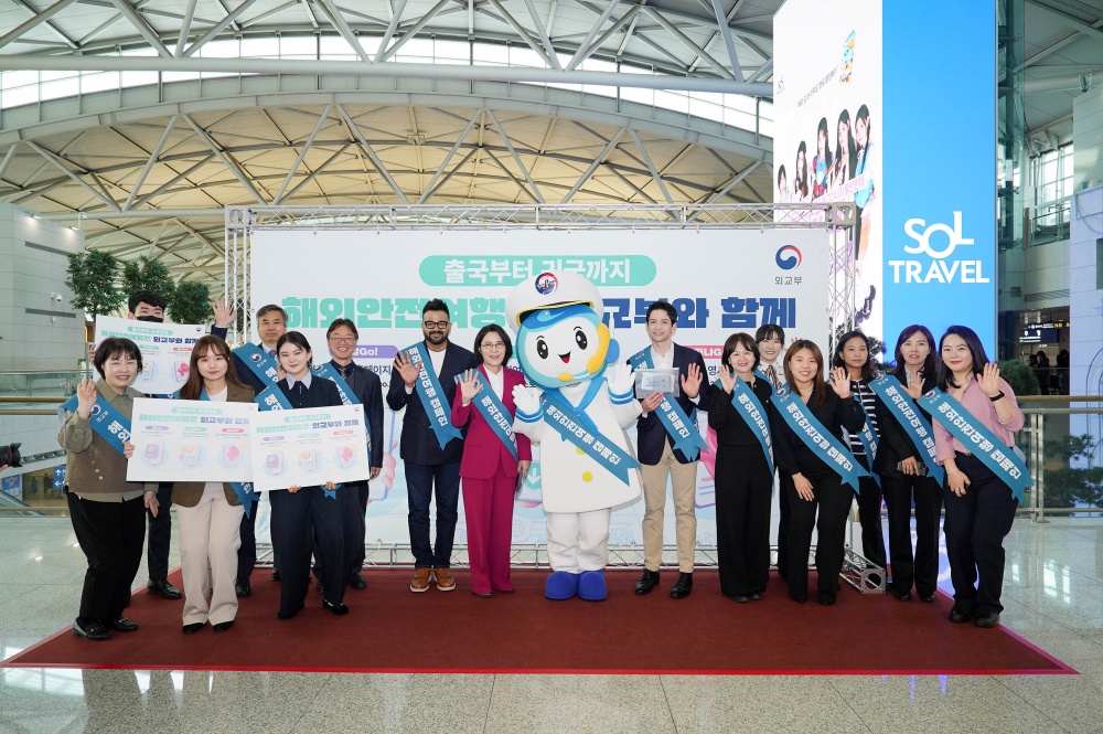 Vice Minister of Foreign Affairs Kang Insun held a campaign for safe overseas travel at Incheon International Airport's Terminal 1 on March 27. Daniel Lindemann and Lucky, media personalities in Korea, also participated in the campaign.  Last year, about 22 million Koreans traveled abroad, -- 79% of the 28 million in 2019 before the outbreak of COVID-19 -- with the number expected to recover to the pre-pandemic level this year. Amid this expected increase in overseas travel, this campaign was launched to raise awareness and provide useful information on safe overseas travel. In particular, the campaign focused on encouraging people to check travel information, including specific information about safety in their destination countries, on the Safe Overseas Travel website (www.0404.go.kr) or the relevant mobile application before departure, and to contact the Consular Call Center to get help in the event that they become involved in any kind of incident or accident during their stay abroad.  Furthermore, Vice Minister Kang visited the Ministry of Foreign Affairs’ Passport Service Center located in Terminal 1 and checked the system to issue emergency passports for Korean nationals. Vice Minister Kang pointed out that the number of Korean nationals visiting the Passport Service Center is expected to increase as the number of outbound Korean tourists grows. She also asked the Passport Service Center to double its efforts to ensure that Korean nationals, who encounter unexpected difficulties such as damage to their passports before departure, receive timely assistance including obtaining emergency passports.