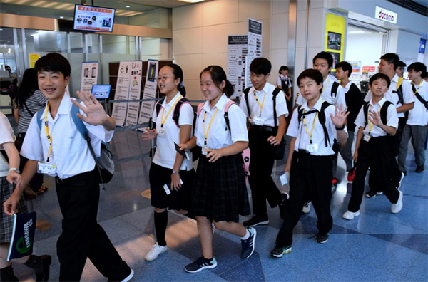 모국방문 서머스쿨에 참여차 서울로 가는 재일동포 중학생들