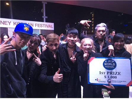 <K-POP World Festival in Sydney 우승팀 A.O Crew의 열정적인 무대 – 출처 : 통신원 촬영>