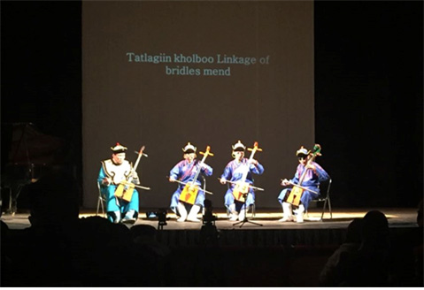 몽골시각장애인예술단의 마두금 연주 - 출처 : 통신원 촬영>