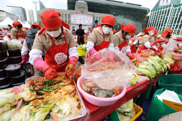 2014년 약 2300명이 서울에 모여 250톤의 김장을 담그고 있는 모습