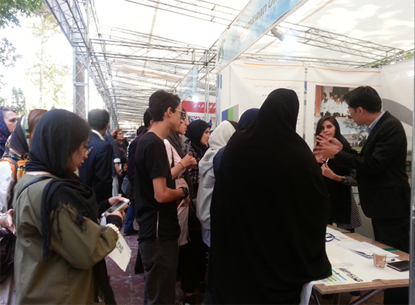‘한국 유학 박람회’장을 찾아온 이란 대학생들이 한국 대학별로 상담을 하는 모습
