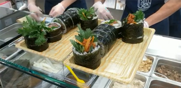 즉석에서 고객이 원하는 재료를 넣어 김밥을 만들어 주는 브룩클린 홀 푸드 내 김밥 랩 전경-출처: 이원길 셰프 인스타그램