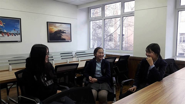 한국어 경험에 대한 토론 중인 학생들