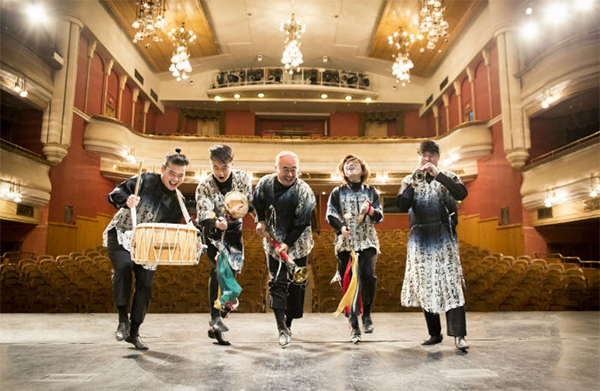 지난달 23일 모스크바 노바야 오페라 극장에서 공연장을 무대로 포즈를 취한 퓨전국악 밴드 노름마치